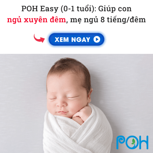 Bé 1 tháng tuổi nằm sấp trên bụng mẹ