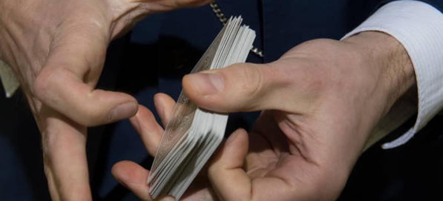 Cách làm ảo thuật biến ra lá bài