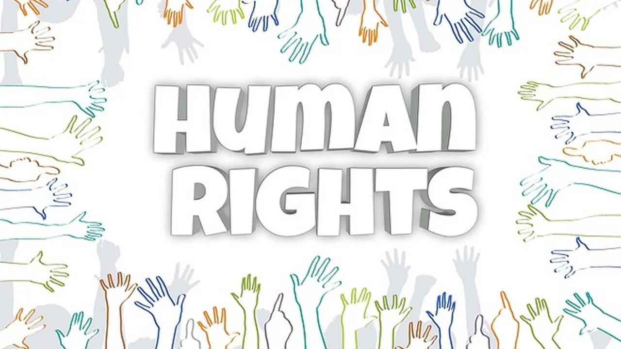hak asasi manusia yang sudah ada sejak manusia dilahirkan dan berlaku secara umum di setiap negara tanpa terkecuali merupakan ciri-ciri ham