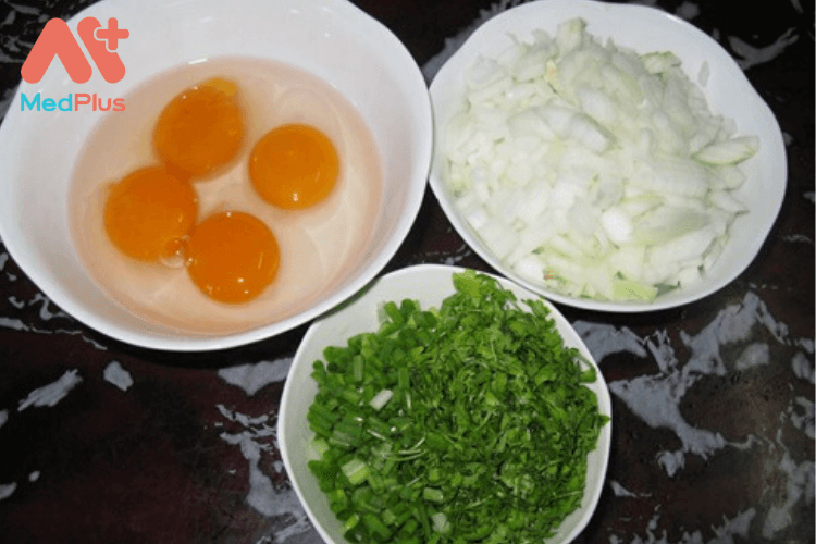 Sơ chế nguyên liệu làm trứng xào hành tây