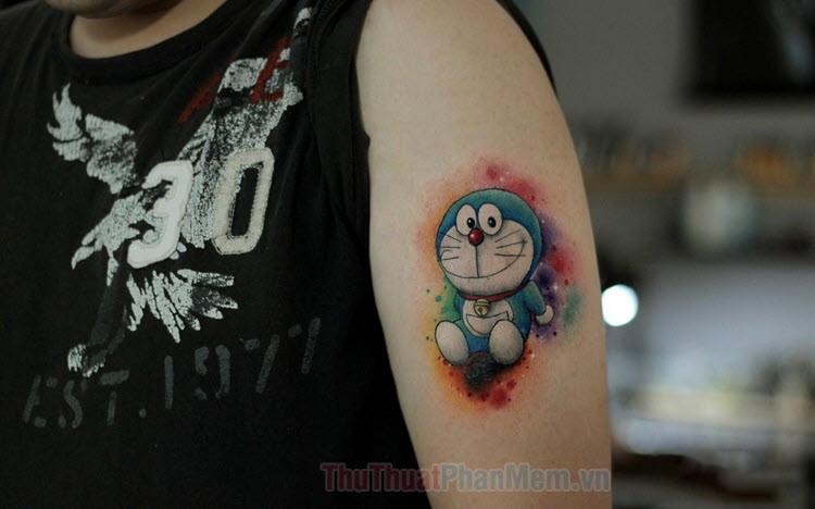 Hãy xem một hình xăm vô cùng đáng yêu và hài hước với hình ảnh Doraemon - một chú mèo máy được yêu thích ở khắp nơi trên thế giới. Bạn sẽ không thể rời mắt khỏi chú mèo này vì màu sắc tươi sáng và thiết kế độc đáo của nó.