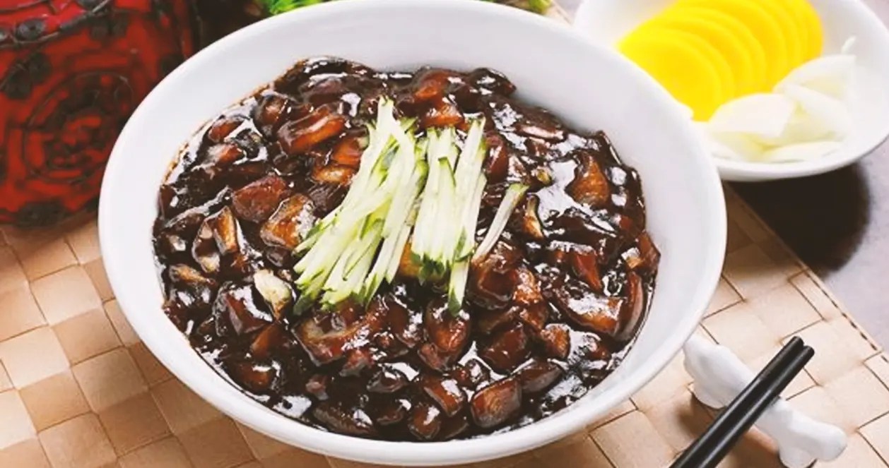 Mỳ đen Jajangmyeon Hàn Quốc