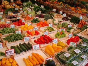 Jelaskan minimal tiga klasifikasi sayuran berdasarkan bagian tanaman yang dimakan