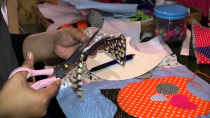 Membuat boneka dari kain dan benang teknik pembuatannya dengan cara