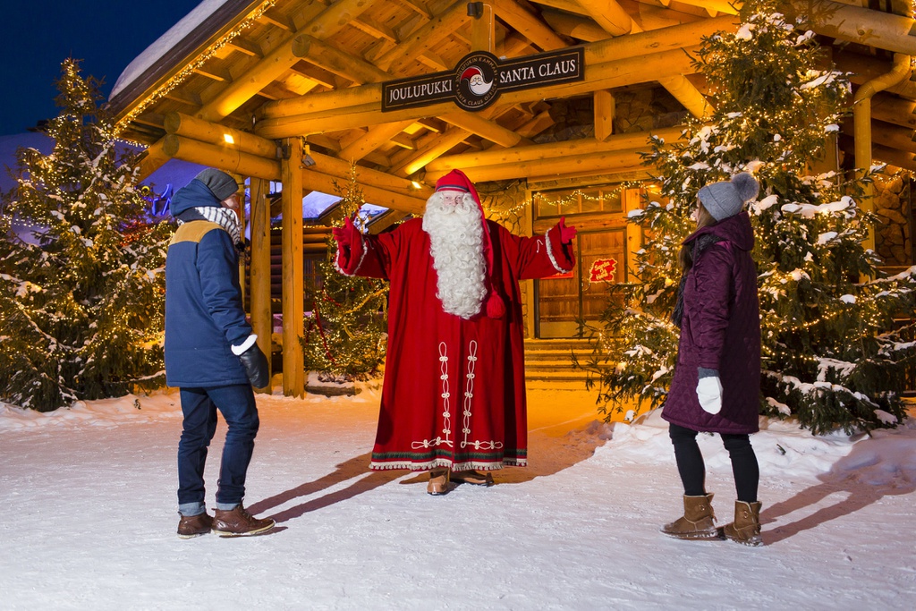 Den tham que huong cua ong gia Noel hinh anh 4 On-the-Arctic-Circle-line-in-Santa-Claus-Village-Rovaniemi-2.jpg