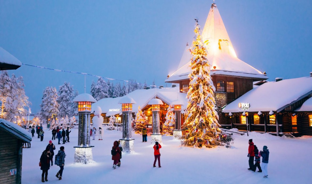 Den tham que huong cua ong gia Noel hinh anh 1 central-plaza-santa-claus-village-rovaniemi-lapland-finland-1-1170x692.jpg