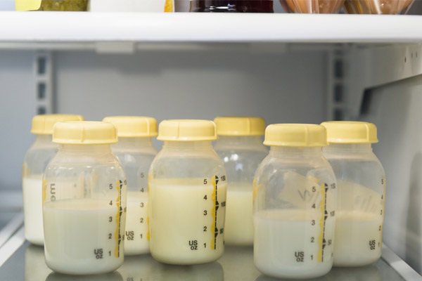 Sữa mẹ được bơm ra để được bao lâu?