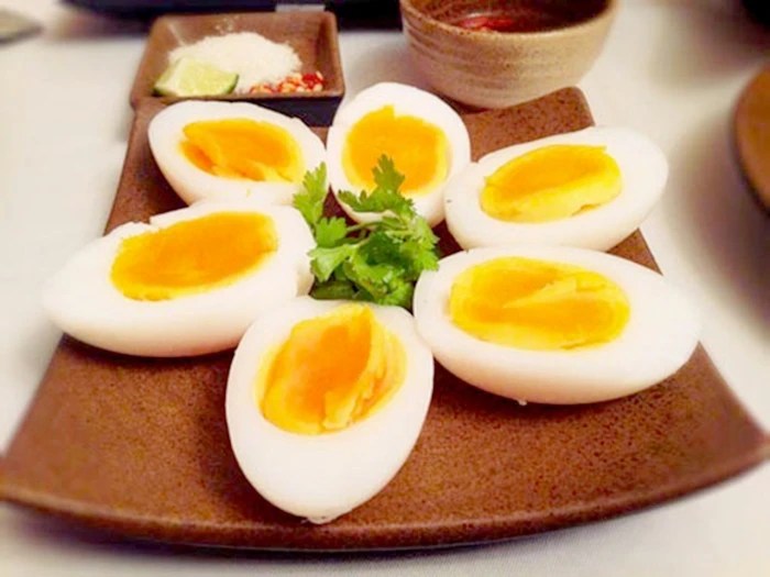 Tại sao không được ăn trứng trước khi tiêm?