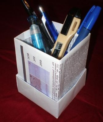 Tempat pensil dari botol bekas dan kertas kado