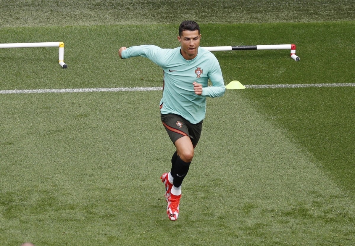 Ronaldo sẽ được thi đấu trong trận đầu tiên đón đầy đủ khán giả ở EURO 2021. (Ảnh: Reuters).